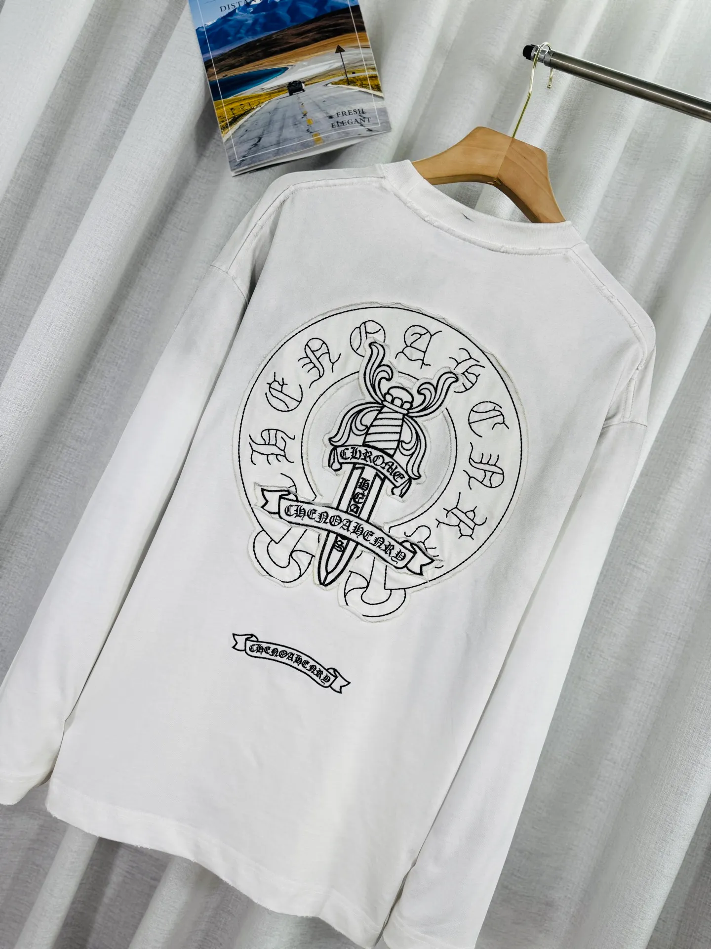 P250 ch high version Chrome Hearts 2025 new autumn and winter cross patch washed spray horse slip long-sleeved T-shirt, fabric: 26 double yarns, 320 grams weight, patch embroidery, heavy wash water ➕ fried color + spray horse slip printing process: patch embroidery, secondary color spray horse slip process Color: black white Size: S M L XL Style number: 5185